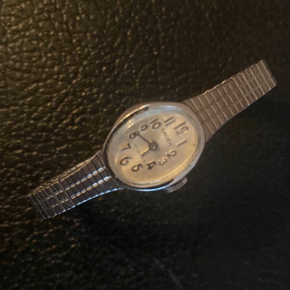 Gruen Vintage Ladies Watch oval face unique chain 17 jewels. Working condition